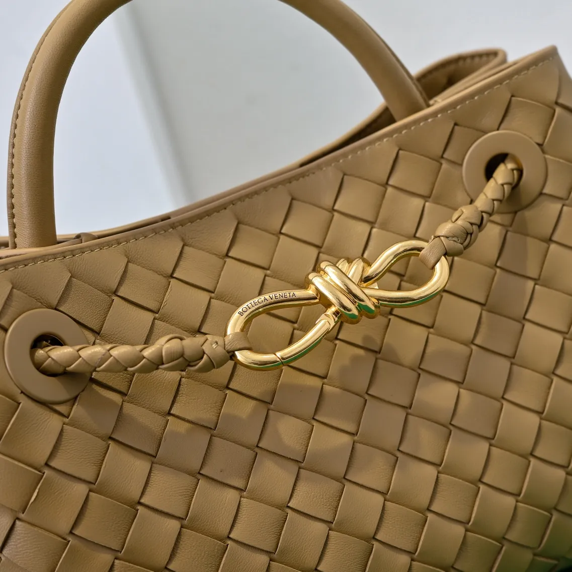 Batch 1860 B's 2023 spring and summer new model continues the brand's woven style with detailed metal knot switch buckles. This time, the shoulder straps are also made into tube weaves, showing different craftsmanship. The carrying method is versatile to create more different looks. Intrecciato woven leather small handbag, equipped with sliding crossbody strap. Internal compartments, including 1 zipper pocket and 2 open pockets with magnetic buckle closure. Size: 25*20*10cm, model: 7463#